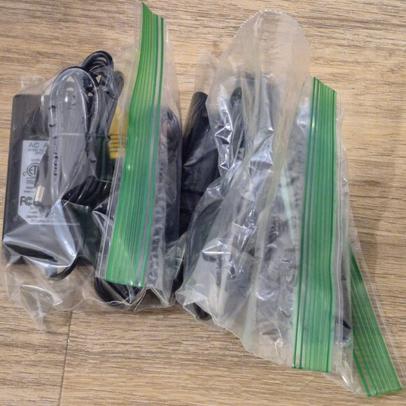 Mini Portable Projector, VISSPL Full HD 1080P (NEVER USED) - Picture 9 of 9